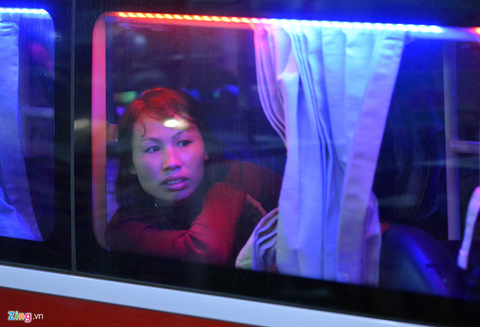 Xe cộ chật vật trở lại thành phố ngày đầu năm mới